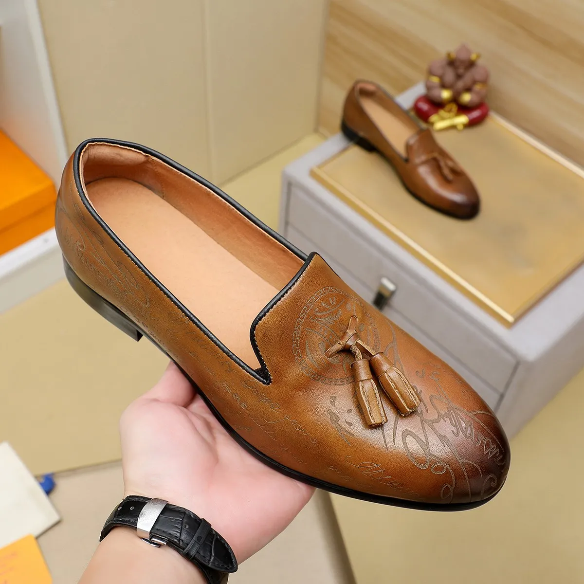 Men's shoes 💰560 💰 Louis Vuitton LV ® Autumn and Winter 🆕 models 🔛Full shoe counter First layer cowhide, 🐂Leather lined casual shoes for men, super soft outsole, a must-have for driving. Counter synchronization Original first layer cowhide Completely 1:1 mold customization 🌹Top version, 2 colors available! Number: 38-45 (37.46. Customized)